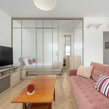 Апартаменти Cozy With Garage Access By Renters